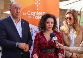 Noemí Otero explica el programa flanqueada por Miguel Ángel de Vicente y María José Tapia.