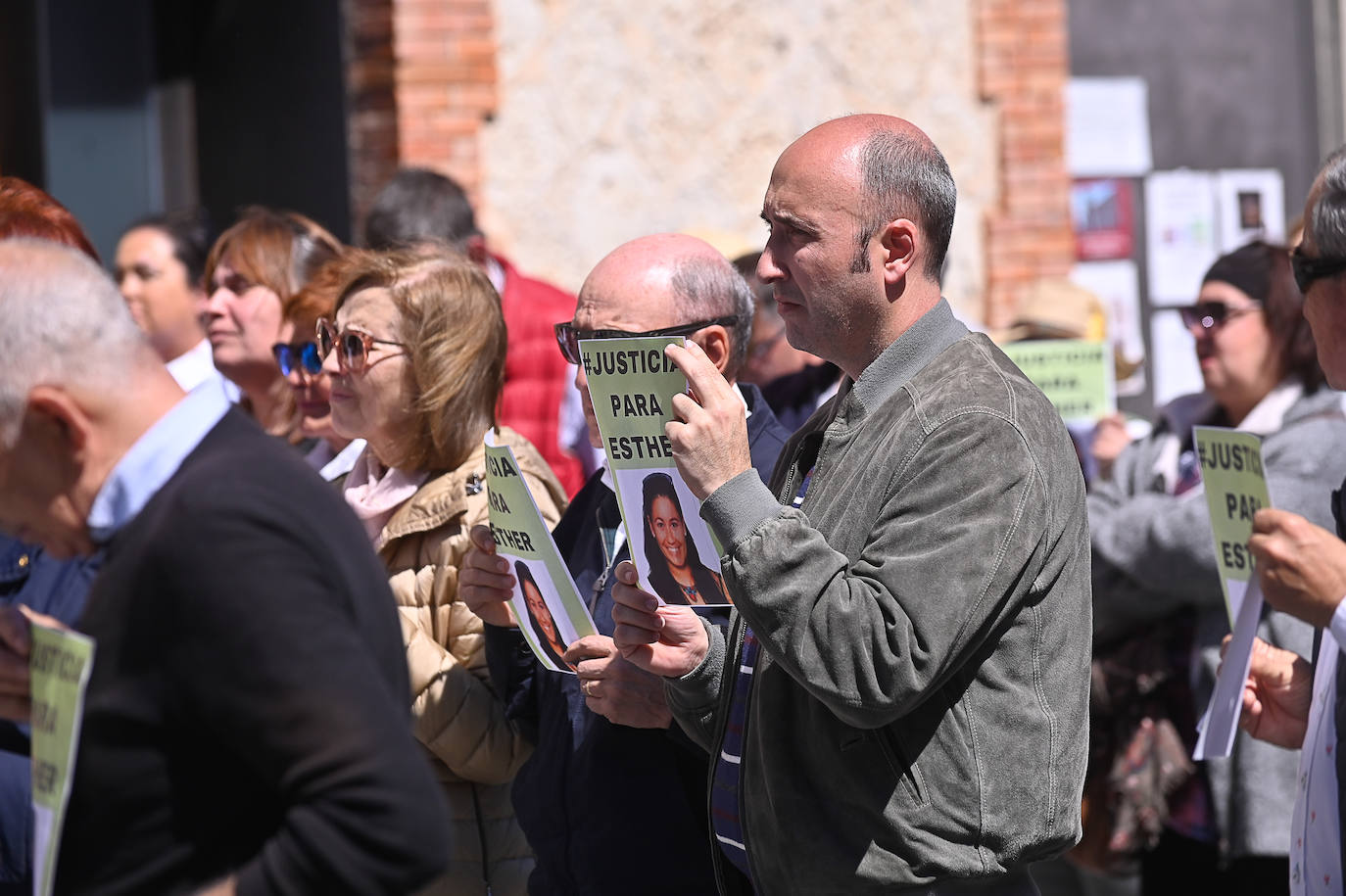 Concentración en recuerdo de Esther López en Traspinedo