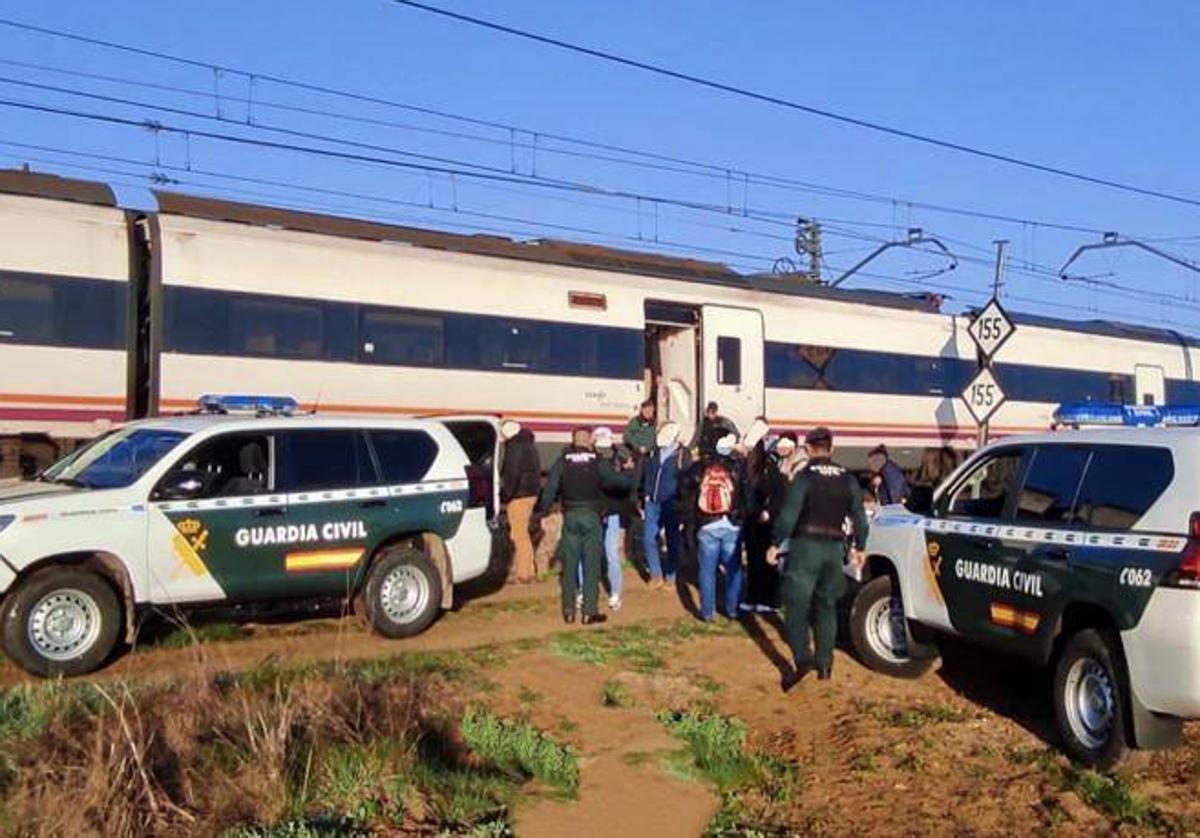 Una avería en El Burgo Ranedo ha obligado a trasladar en bus a pasajeros de un tren.