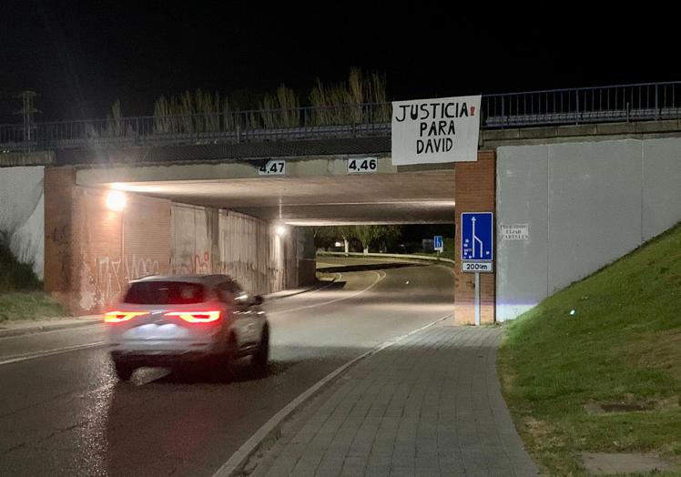 Imagen principal - Carteles y pancartas que ha colocado la familia en el tercer año de la muerte del joven.