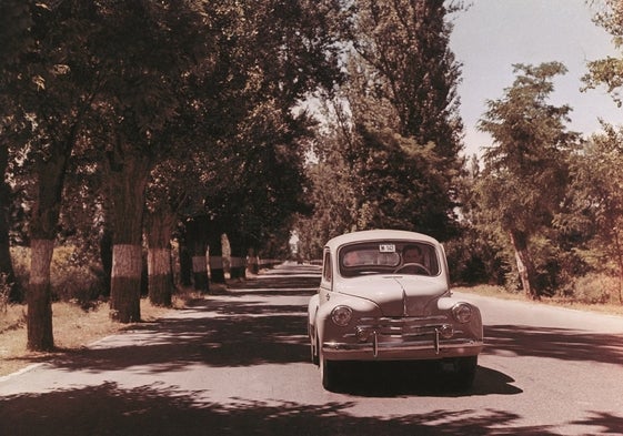 El mítico 4/4 circulando por una carretera en los años 50.