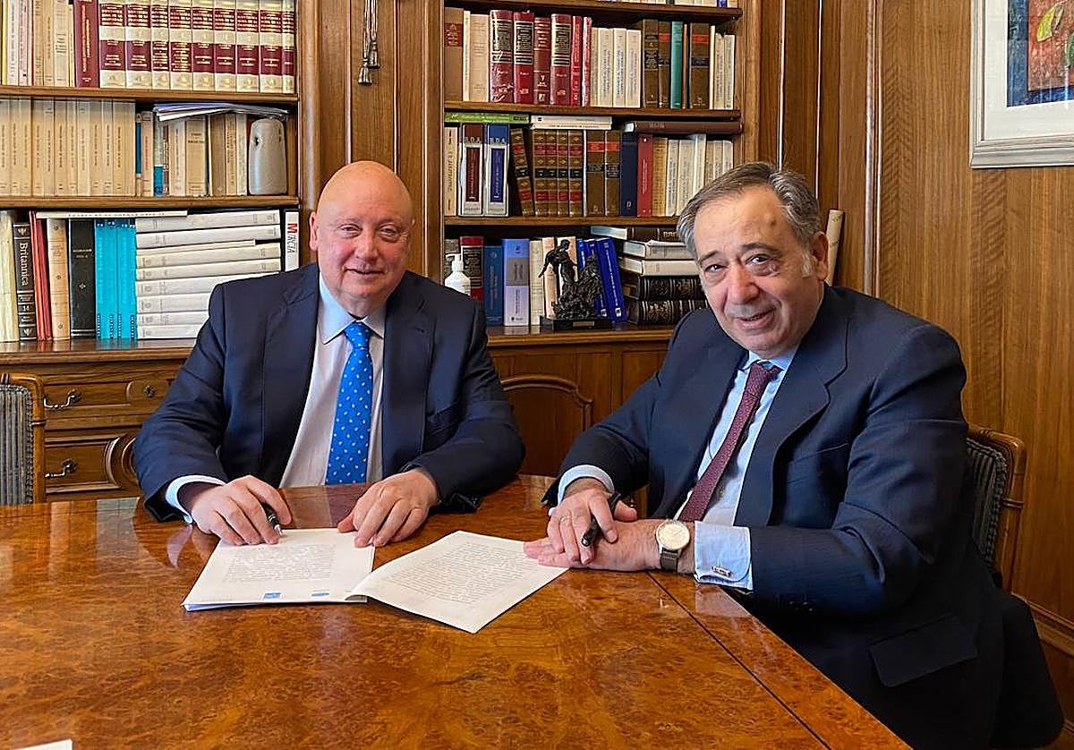 Firma de las escrituras de compraventa de las parcelas en una notaría de Madrid.