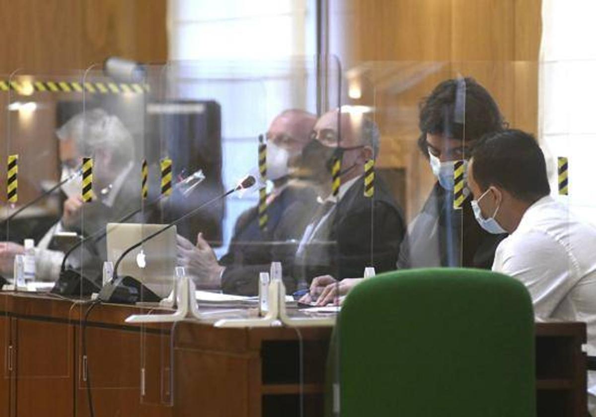 El acusado habla con su letrado durante el juicio con jurado en la Audiencia.