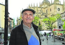 Pedro Montarelo, de Amigos del Patrimonio, en la Plaza Mayor.