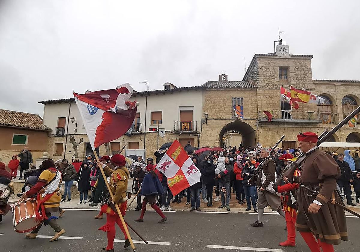 La Compañía Cristóbal de Mondragón escolta a los comuneros durante la representación de la partida hacia Villalar