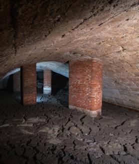 Imagen secundaria 2 - Arriba, excavación arqueológica en el interior del solar de la plaza de Portugalete, número 2. Debajo, a la izquierda, trabajos de renovación de las redes urbanas en la calle Bajada de la Libertad (2001), con la documentación de los arcos del puente. A la derecha, interior del puente, con los cimientos de los inmuebles superiores. 