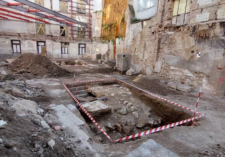 Imagen principal - Arriba, excavación arqueológica en el interior del solar de la plaza de Portugalete, número 2. Debajo, a la izquierda, trabajos de renovación de las redes urbanas en la calle Bajada de la Libertad (2001), con la documentación de los arcos del puente. A la derecha, interior del puente, con los cimientos de los inmuebles superiores. 