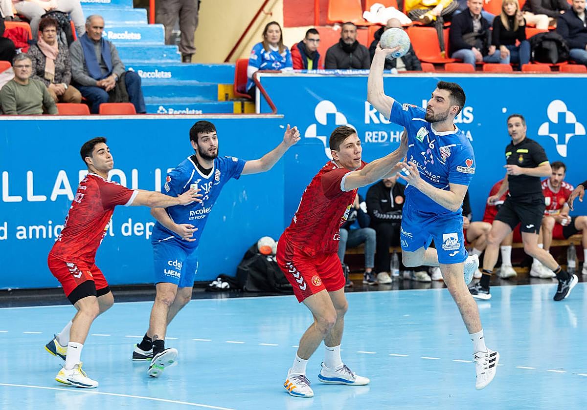 Borja Méndez supera a la defensa del Hueaca.