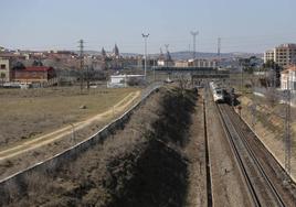 Tren en las proximidades de la estación de Salamanca.