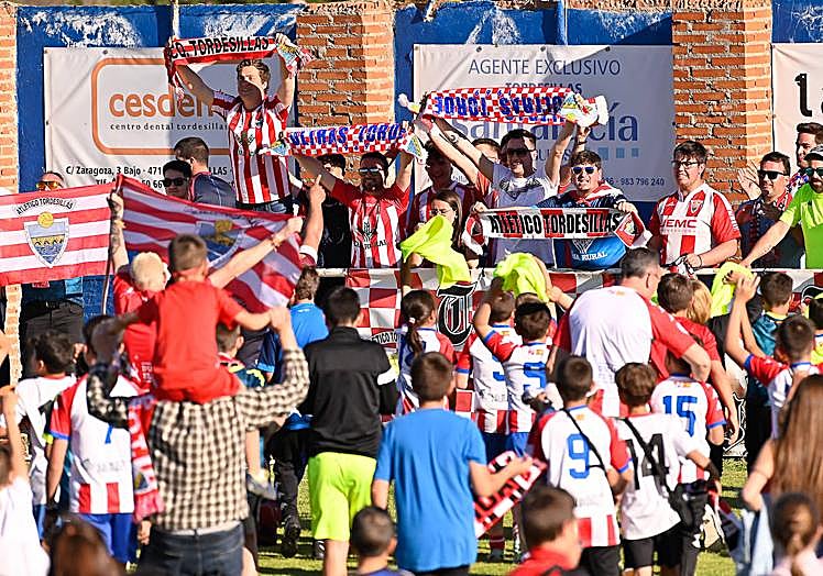 Imagen principal - Atlético Tordesillas: La épica de Las Salinas ya aguarda otro &#039;play-off&#039;