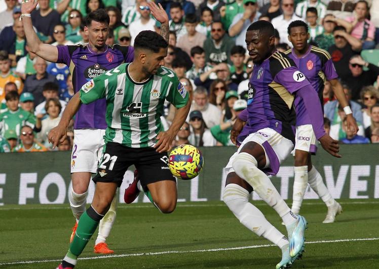 Hongla trata de parar a Ayoze en el partido disputado frente al Betis.