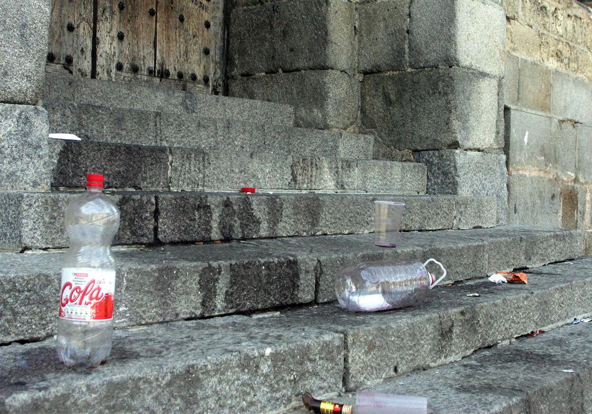 Restos de suciedad de un botellón en San Millán.