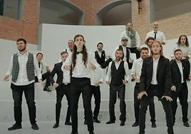 Integrantes del grupo musical durante una actuación.