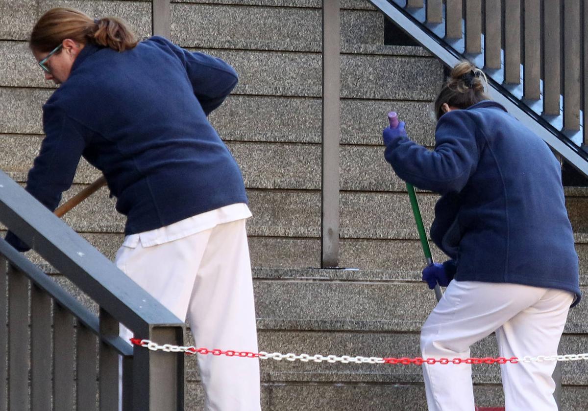 Dos trabajadoras realizan labores de limpieza en un centro de salud.