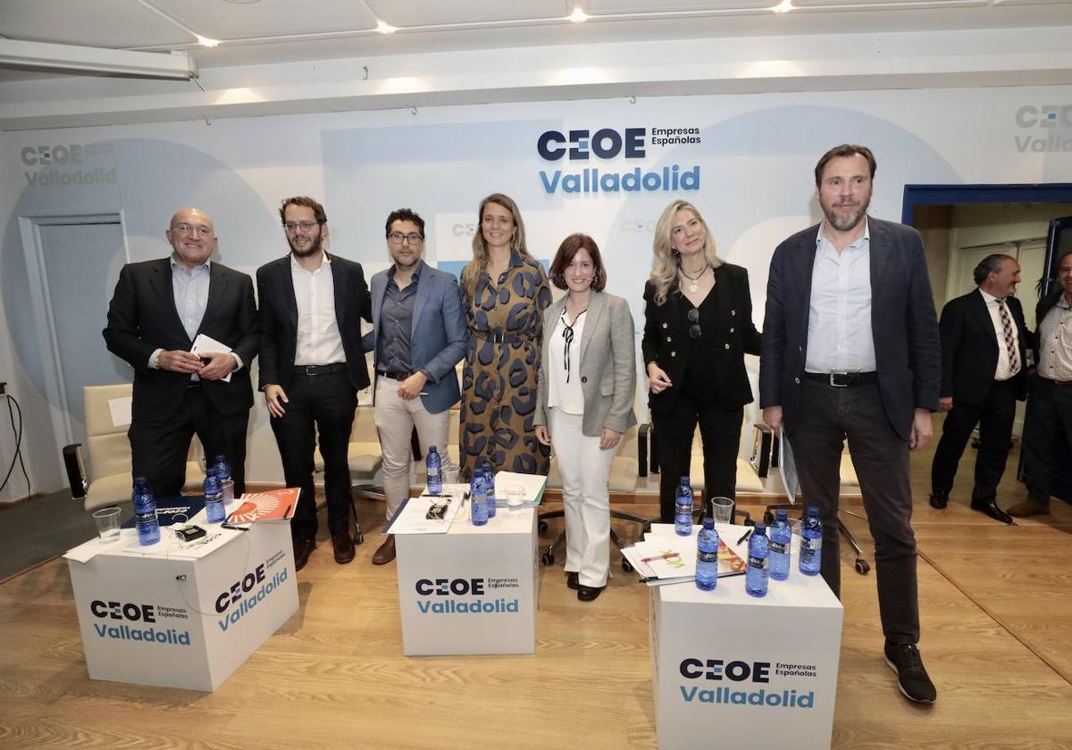 Jesús Julio Carnero, Pablo Vicente, Roberto Mayado (Onda Cero), Ángela de Miguel (CEOE), María Sánchez, Irene Carvajal y Óscar Puente.