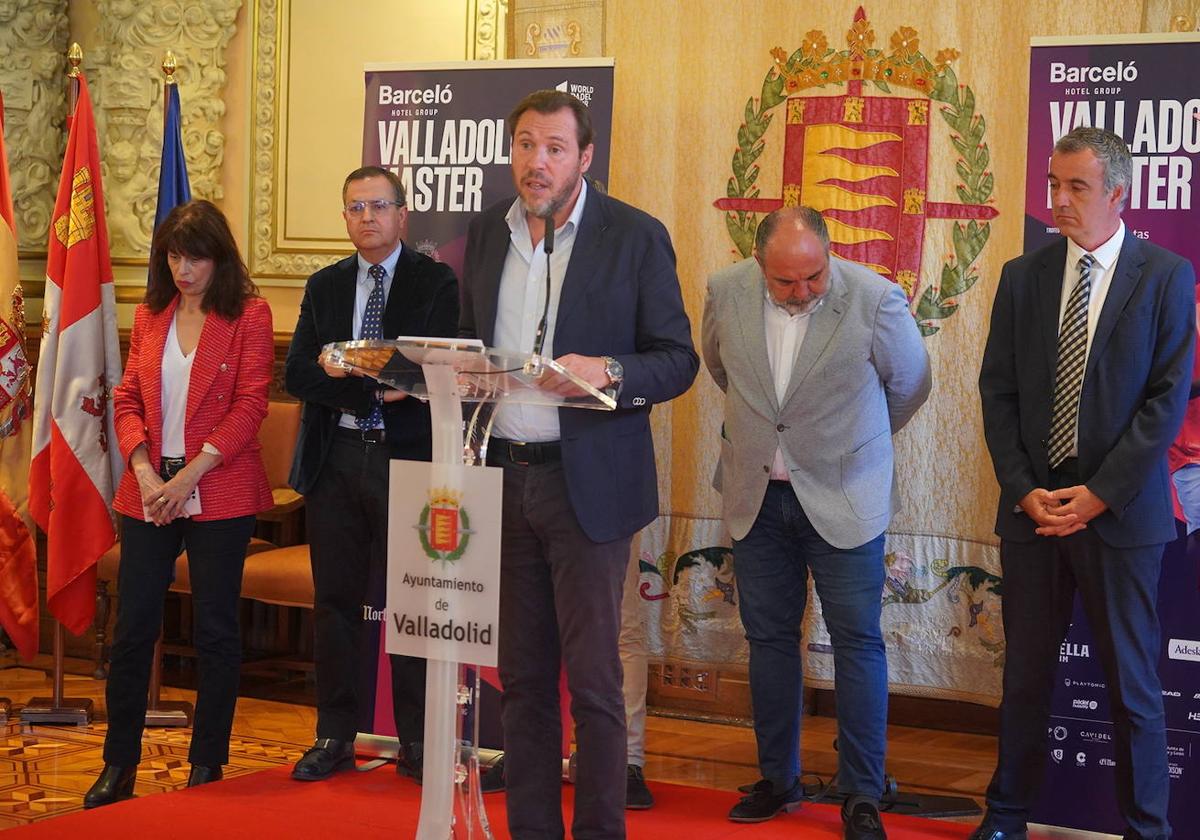 Ana Redondo, Fernando Rubio, Óscar Puente, Luis Torres y Álex Aramburu, durante el acto.