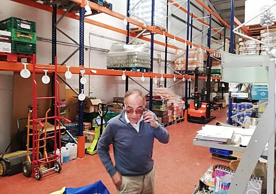 El presidente del Banco de Alimentos, Rufo Sanz, en el almacén con estanterías vacías tras el robo sufrido.
