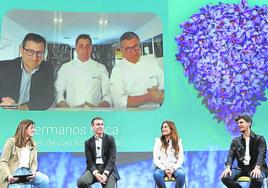 Alberto Cano, director de pymes de BBVA en España, junto a los hermanos Roca, dos ganadores de la III edición de los Premios BBVA a los Mejores Productores Sostenibles y la moderadora del acto.