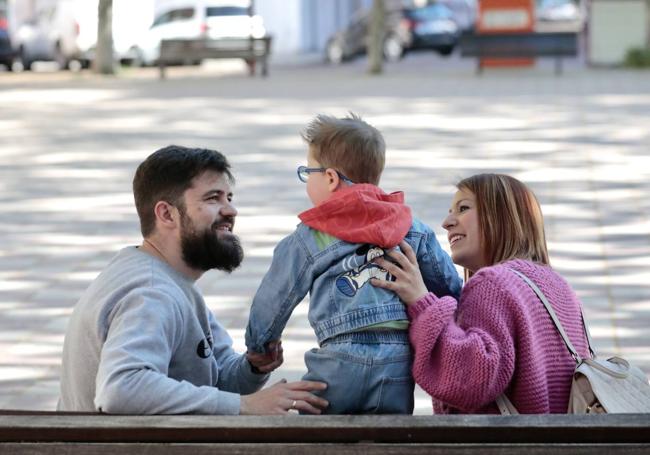 Diego y Eva, con el pequeño Álvaro.