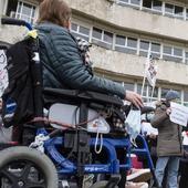 Los técnicos auxiliares de enfermería se rebelan contra su «desaparición»