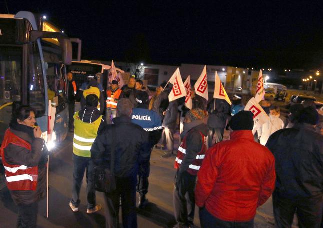 Trabajadores se manifiestan durante los paros de los autobuses urbanos, en febrero.