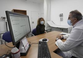 Médico atiende a una paciente en su consulta