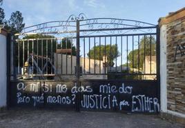 Pintadas en el chalé familiar de Óscar S. en la urbanización El Romeral.