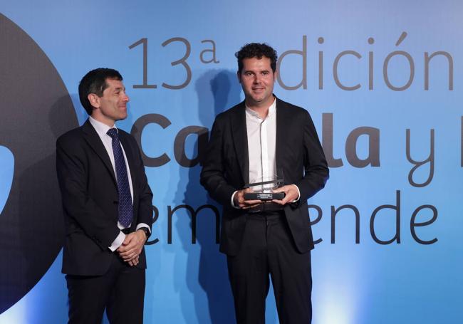 Francisco Hevia, director corporativo de Galletas Gullón, entregó el premio a Kima Fuentes.