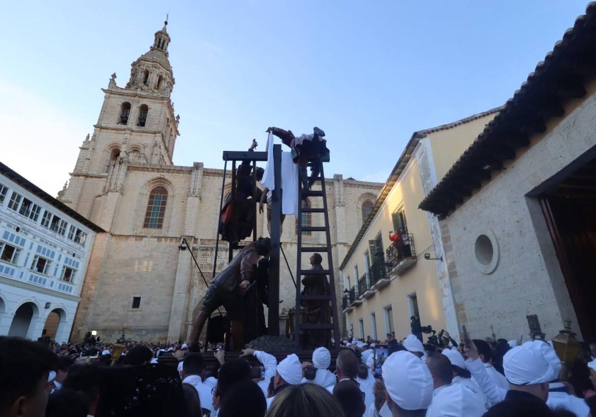 Salida de los pasos grandes el Viernes Santo en Medina de Rioseco.