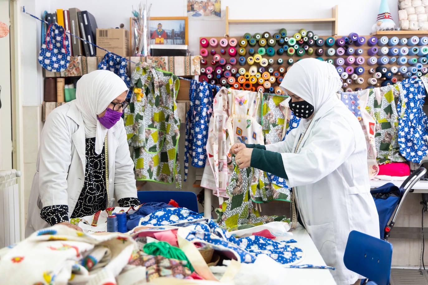 Costureras del taller preparan las prendas que han confeccionado para el mercadillo del 5 de mayo.