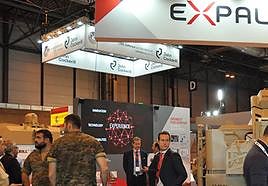 Expositor de la empresa Expal en una feria de material de Defensa.