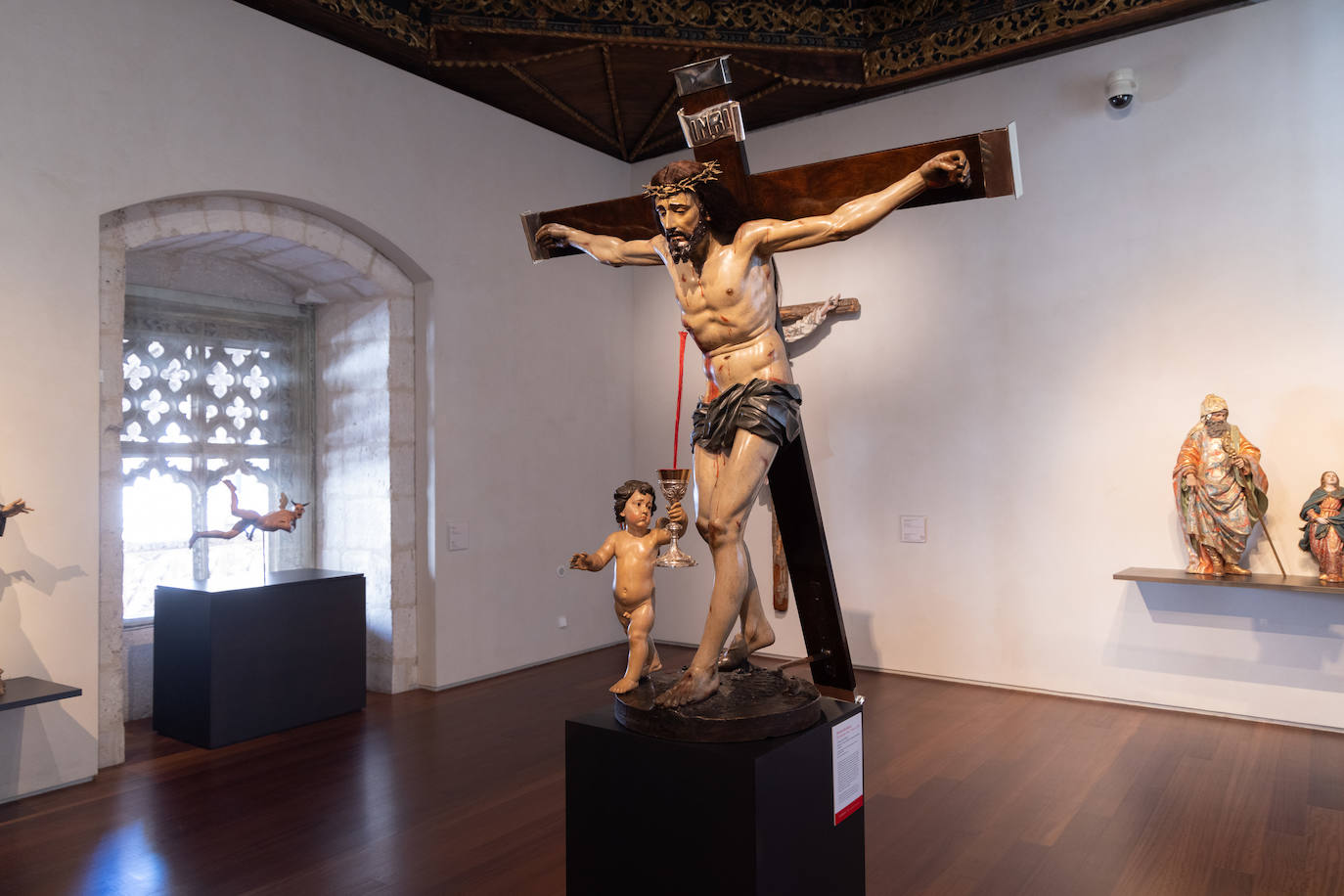 El Cristo de la Sangre, de Nicolás de Bussy (1640-1706), pieza prestada por la Archicofradía de la preciosísima Sangre, procedente de la iglesia del Carmen de Murcia.