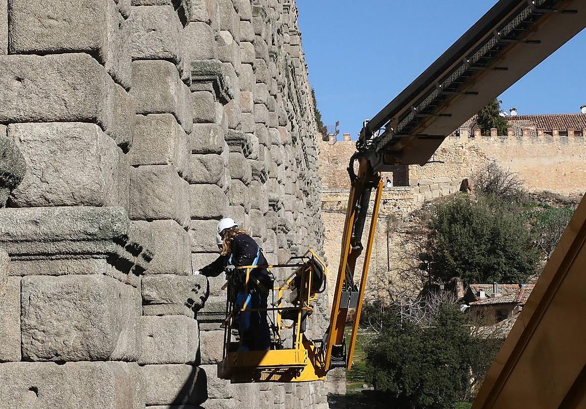 Dos trabajadores, durante las últimas labores de limpieza.