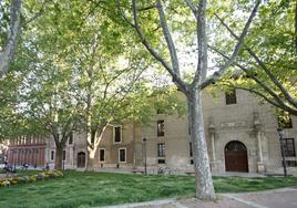 Antigua Casa de la Beneficencia (actual Casa del Estudiante), enclavada en la 'plaza de Chancillería', hoy calle Real de Burgos.