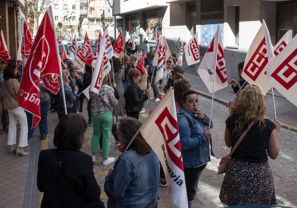 Decenas de trabajadoras se concentran frente a la oficina de Clece.