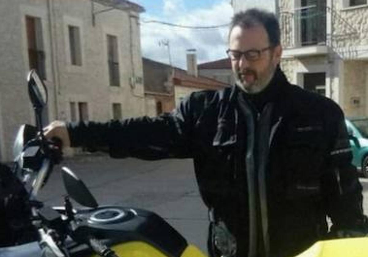 Ginés Manzanares, con su moto.