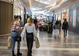 Clientes realizan sus compras en Río Shopping.
