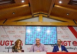La secretaria general de la Federación de Sanidad y Sectores Sociosanitarios de CCOO en Castilla y León, Ana Rosa Arriba; el secretario genral de UGT Servicios Públicos de la comunidad, Tomás Pérez, y el presidente del sector autonómico de Sanidad de CSIF, Enrique Vega.