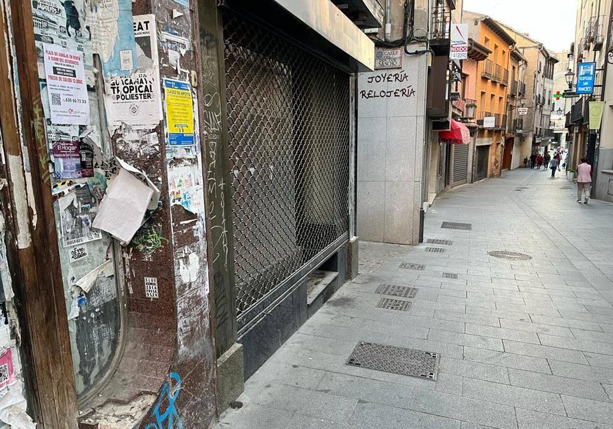 Locales abandonados, con carteles rotos en la fachada y suciedad en la entrada, situados en la calle San Francisco.