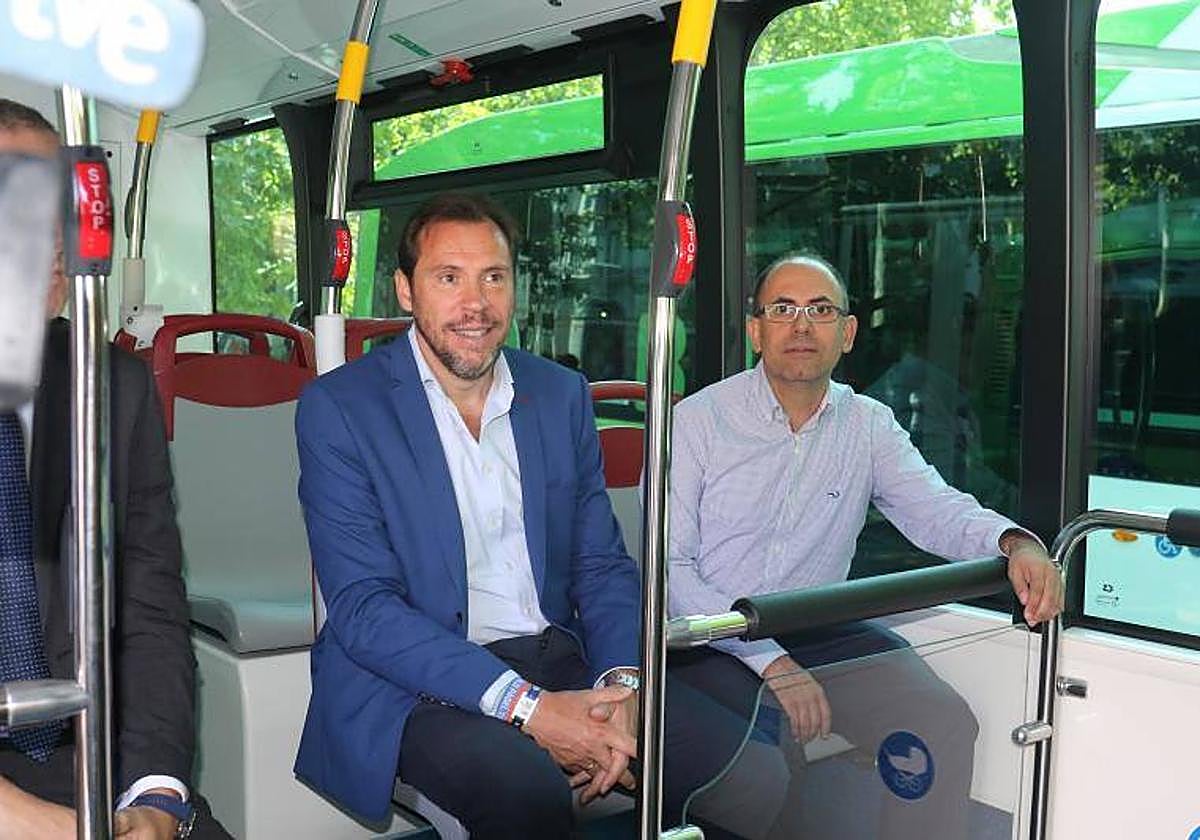 El alcalde, Óscar Puente, junto al concejal Luis Vélez.