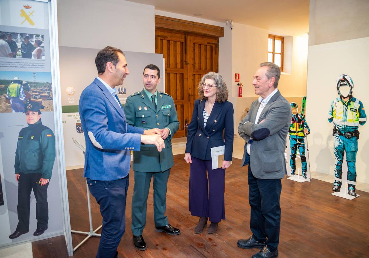 La eurodiputada Maite Pagazaurtundua visita la exposición de la Guardia Civil