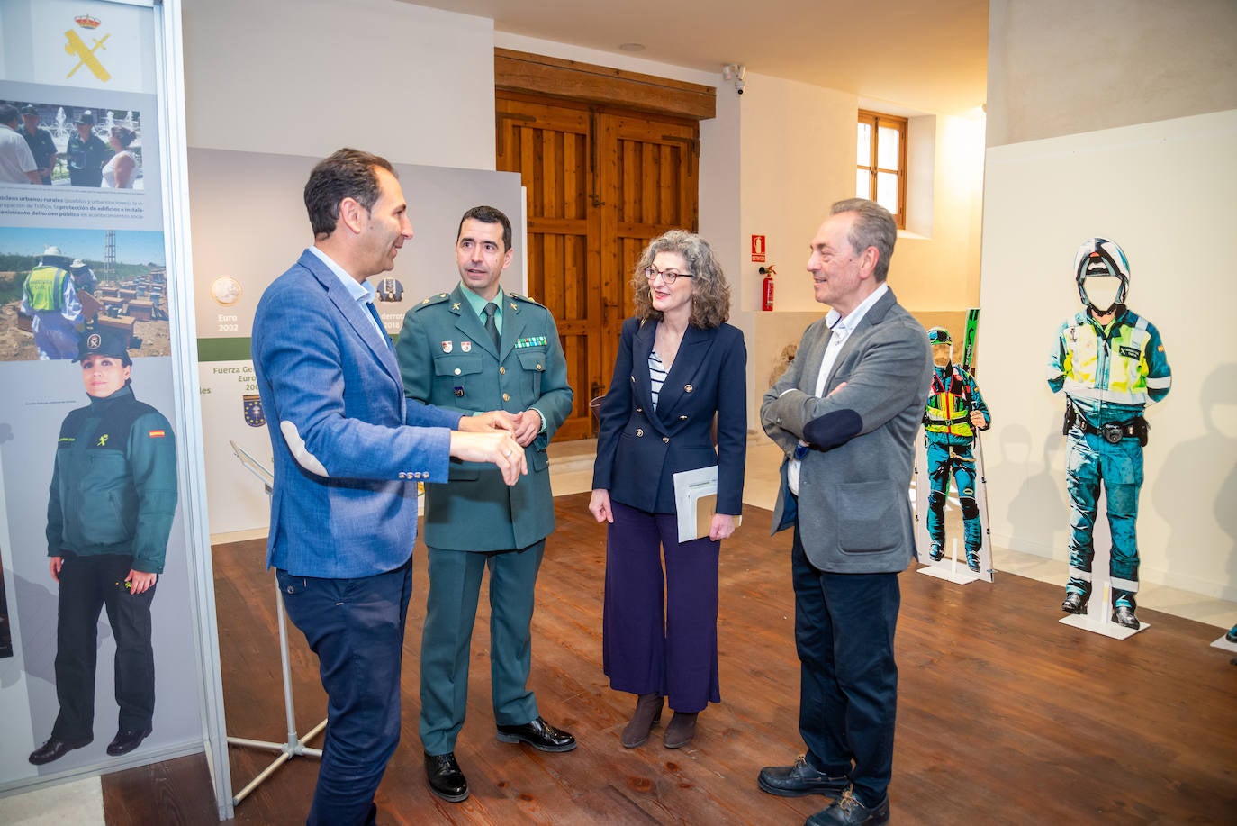 La eurodiputada Maite Pagazaurtundua visita la exposición de la Guardia Civil