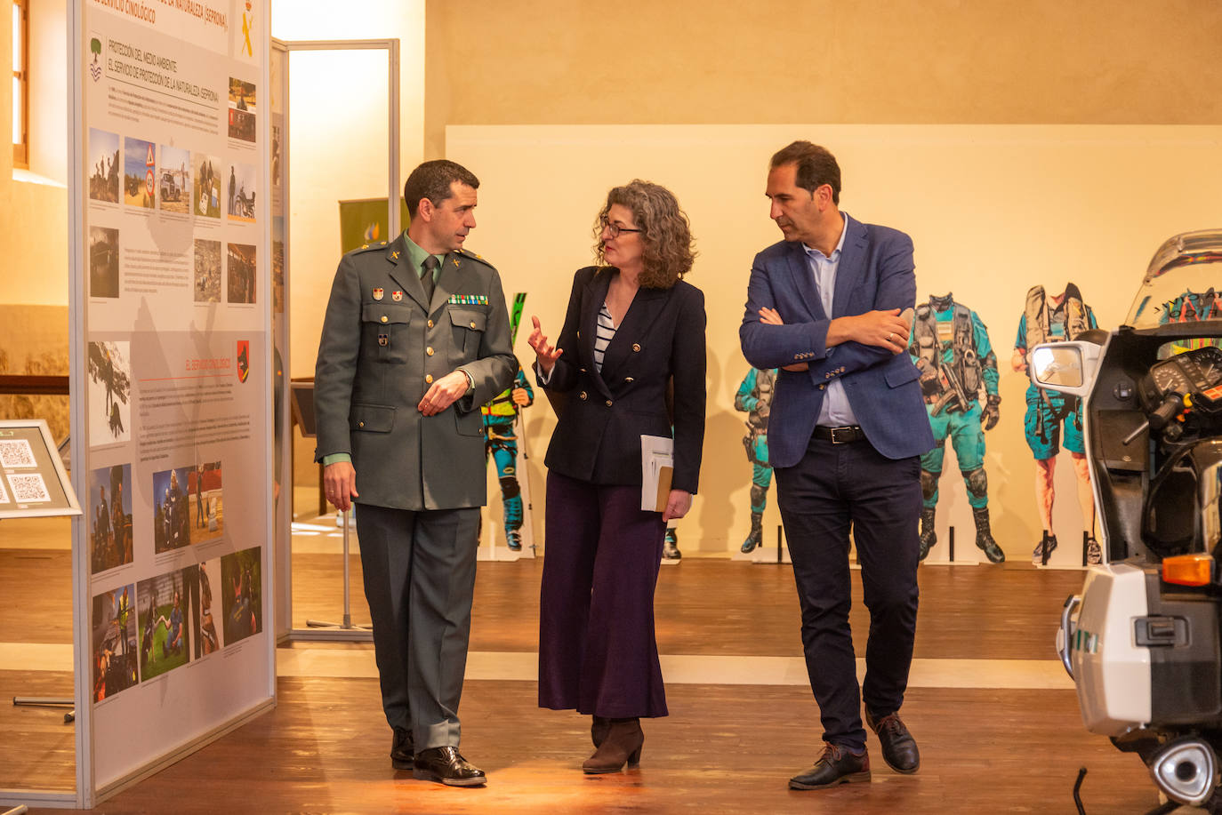 La eurodiputada Maite Pagazaurtundua visita la exposición de la Guardia Civil