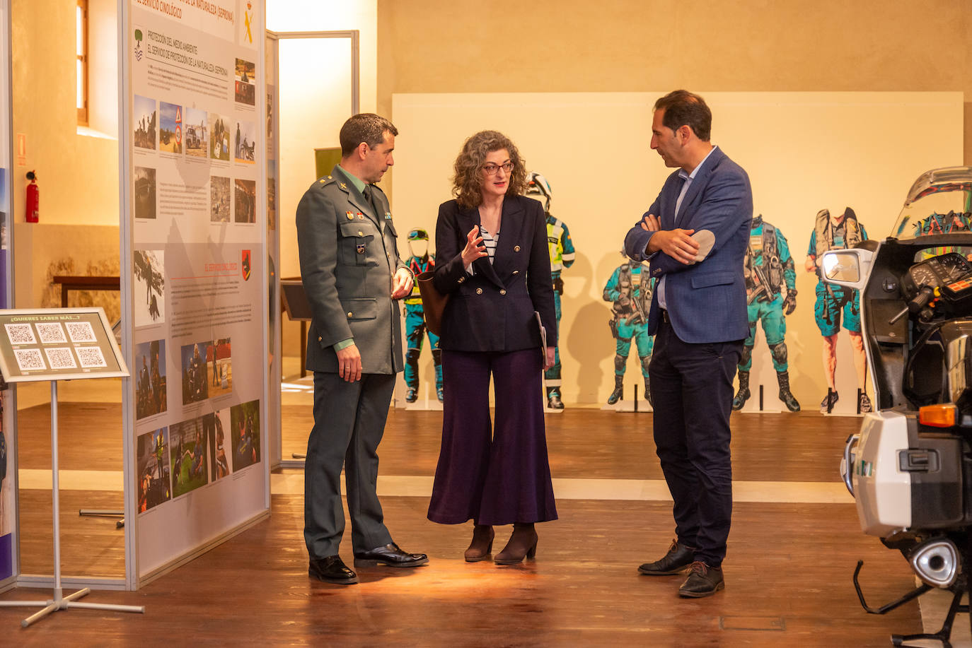 La eurodiputada Maite Pagazaurtundua visita la exposición de la Guardia Civil