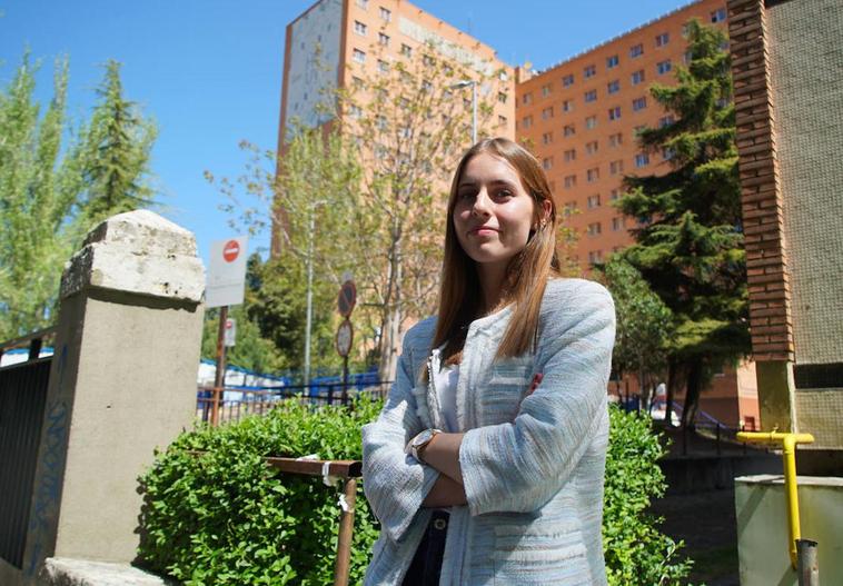 Lucía Alonso-Villalobos, frente al Hospital Clínico de Valladolid, donde hará su residencia