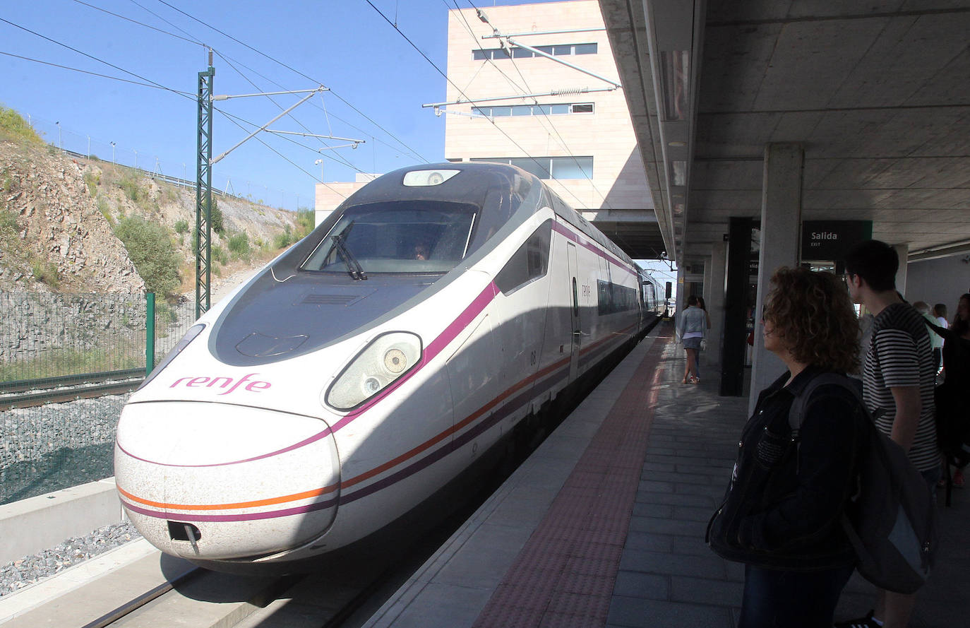 Usuarios esperan en el andén de la estación Segovia - Guiomar.