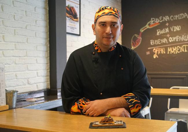 Alfonso Manzano con su trampantojo '¿Tataki de atún?', en el que nada es lo que parece.