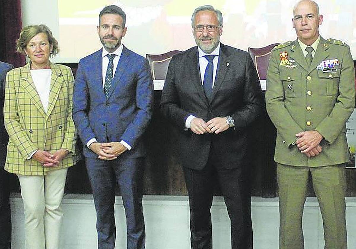 Susana Gil-Albarellos, David García, Carlos Pollán y el coronel Martín Zalvide.