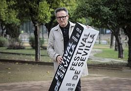 José Luis Cienfuegos con un cartel del Festival de Sevilla.