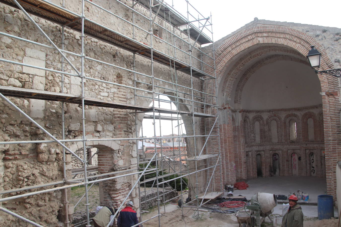 Obras en el ábside de la iglesia de Santiago.